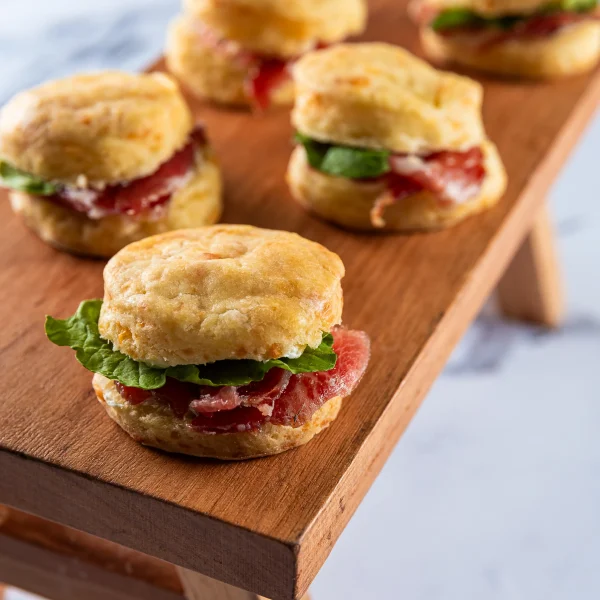 Scones de queso rellenos
